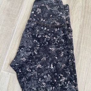 Lululemon Wunder Under Black/White Floral crop legging
